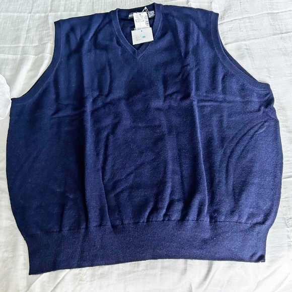 VEST, CASHMERE 100%, SIZE XL, NAVY, V-NECK, SLEEVELESS, HOLT RENFREW, TAGS ON, - Picture 1 of 3